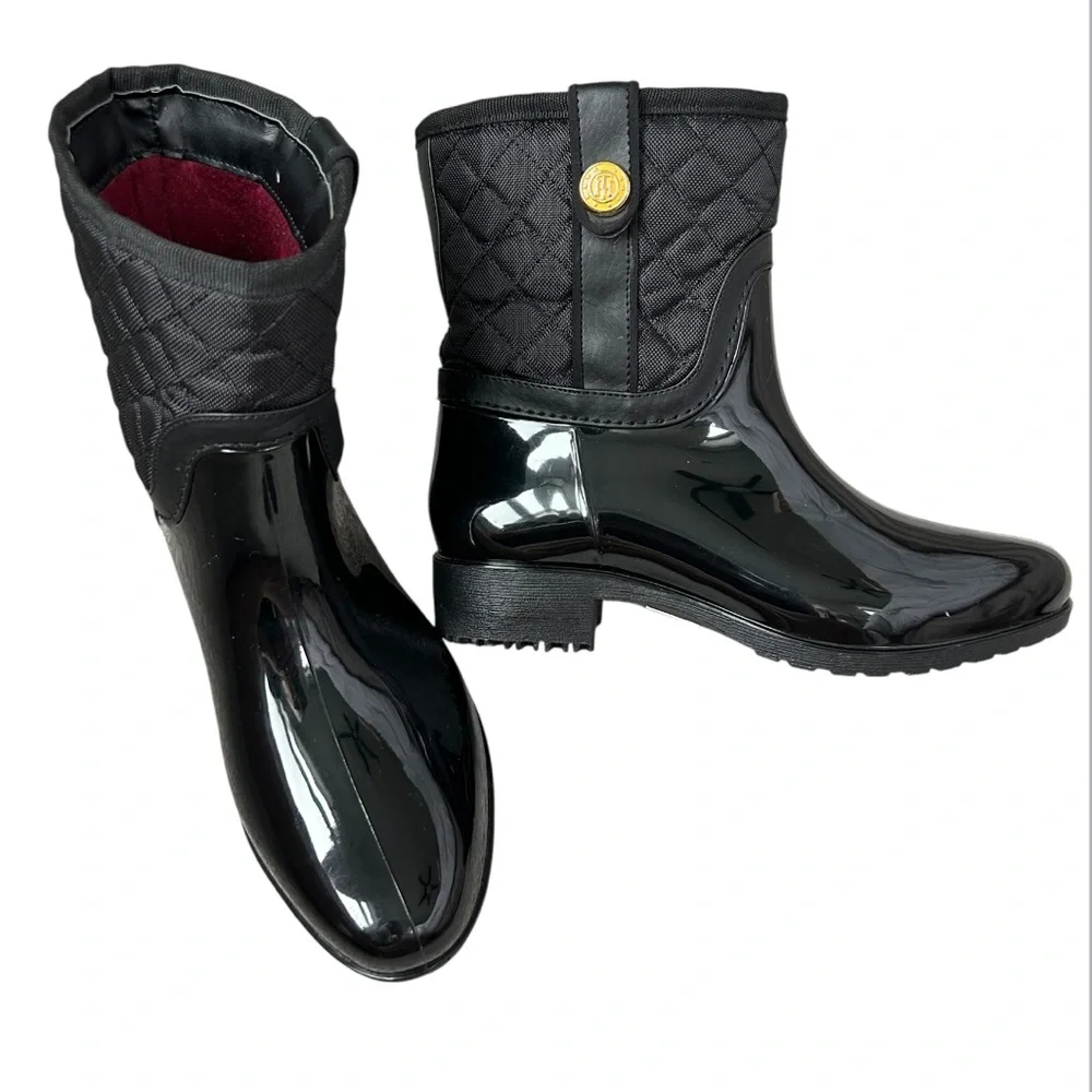 TOMMY HILFIGER Women’s Freza Rain Boots Black Quilted Gold Medallion WetLook‎ 7